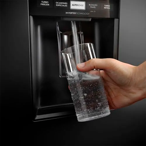 Nevecón Electrolux No frost 423L Inverter AutoSense Dispensador Agua Negro